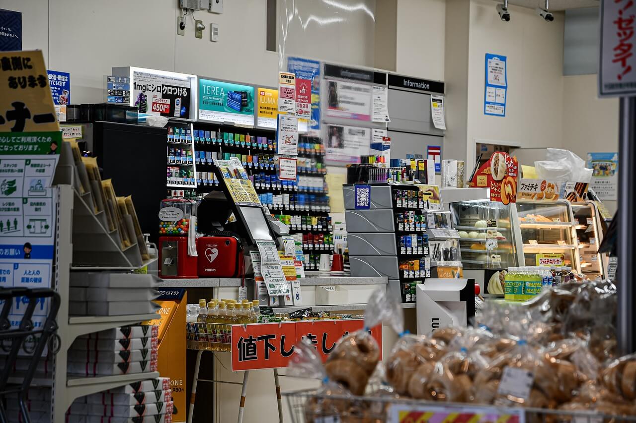 コンビニに防犯カメラを設置する効果と映像の保存期間について | 防犯カメラ・オートロック